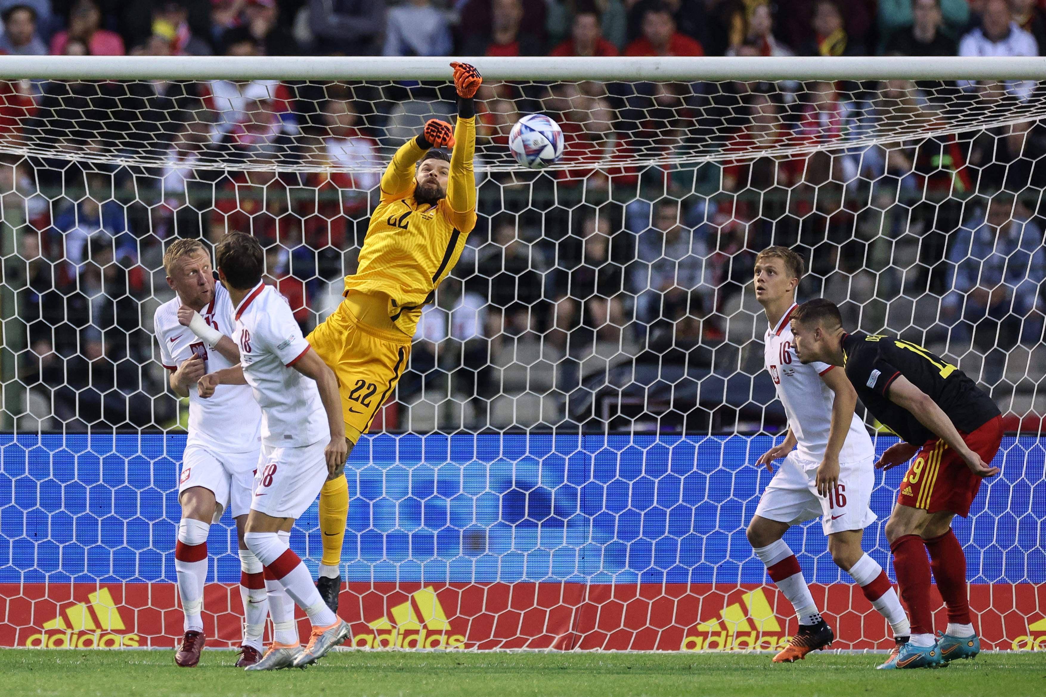 欧洲国家足球赛事热闹进行中，场上战况激烈