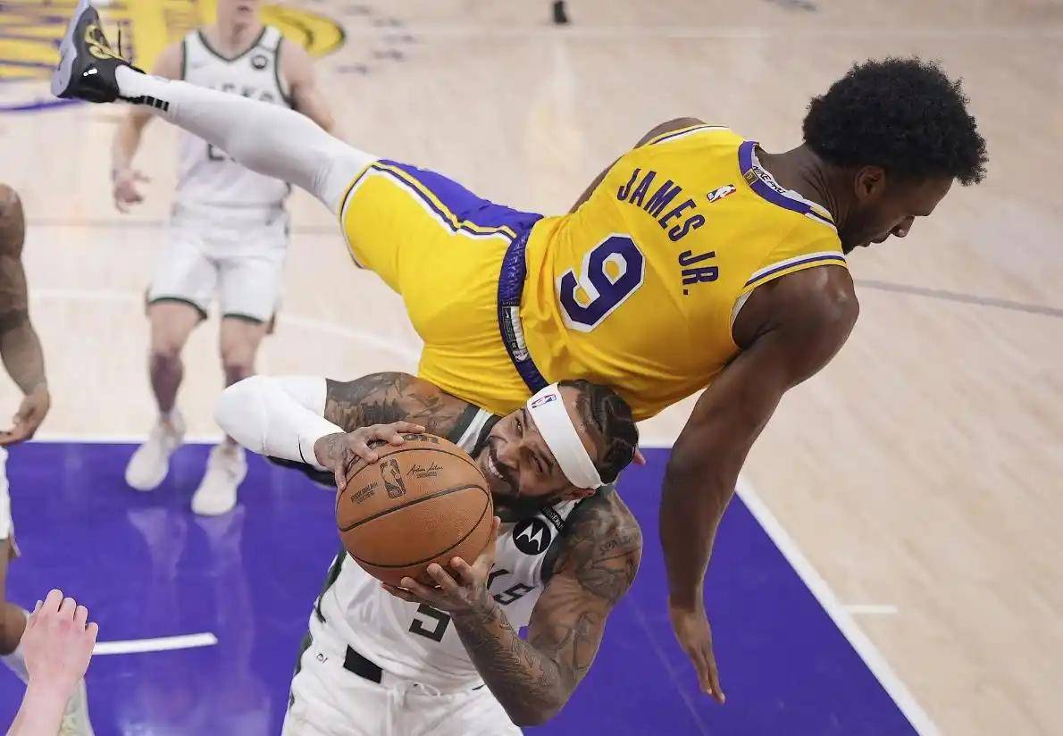 九游体育在线-湖人主场战胜雄鹿，詹姆斯成为焦点人物