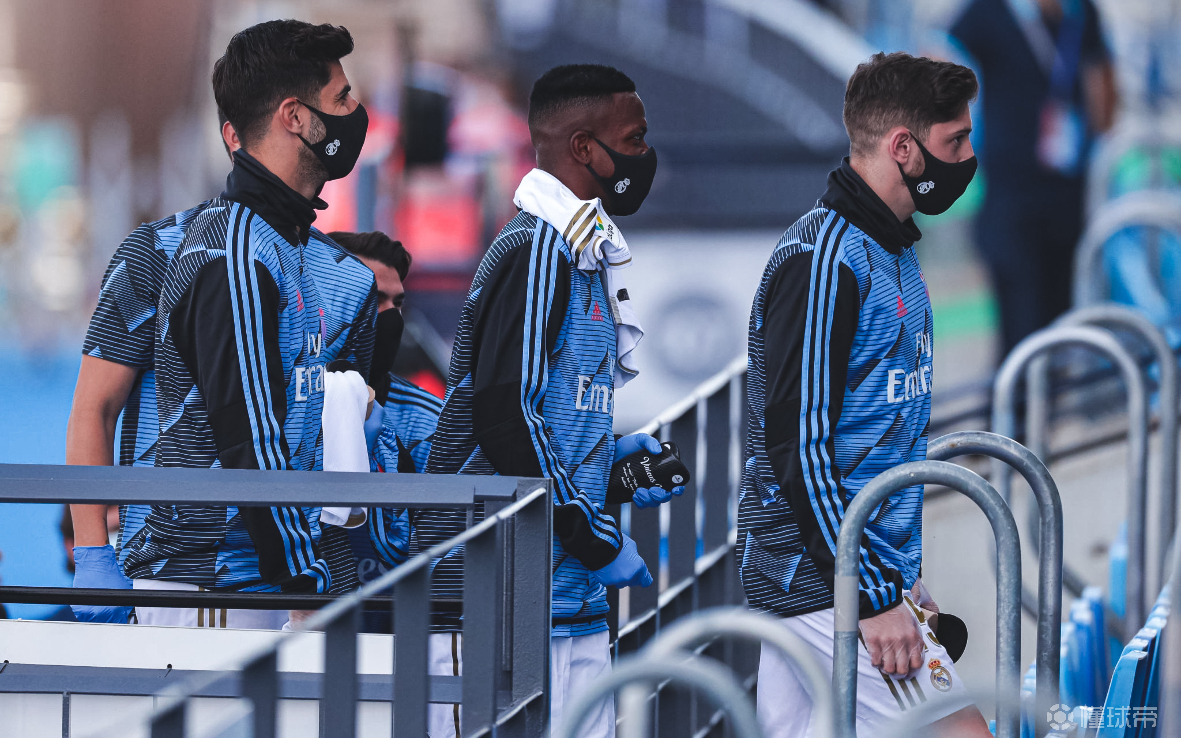 九游体育官网入口-埃瓦尔在比赛中面对困难，坚韧不拔取胜