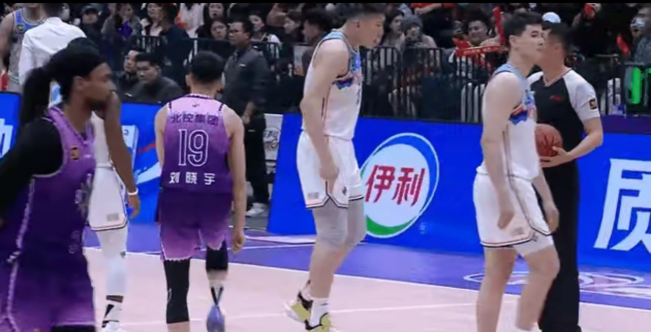 九游体育在线登录-比赛中爆发的争执引发了裁判团队介入