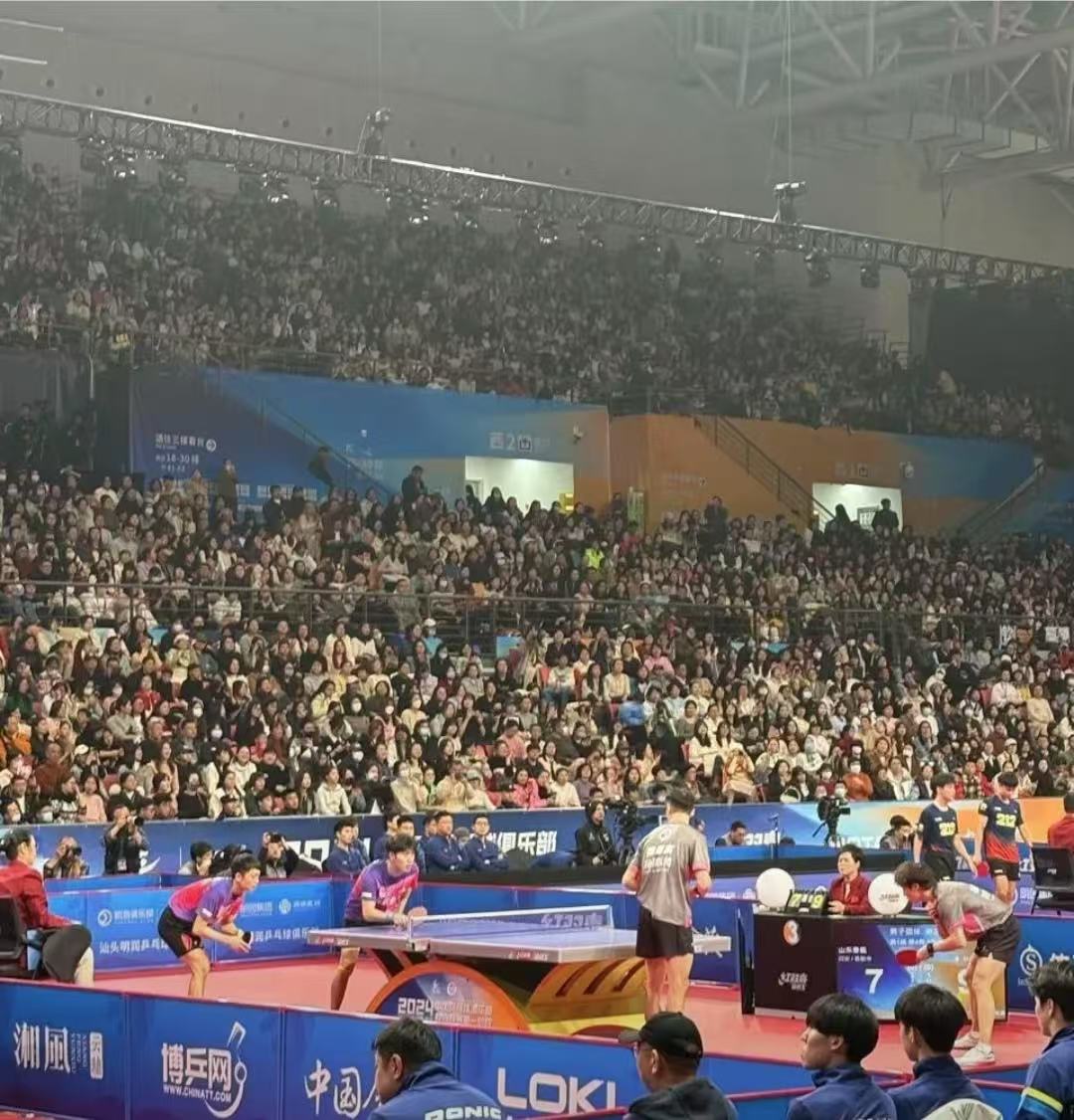 比赛现场火爆，球迷狂热欢呼