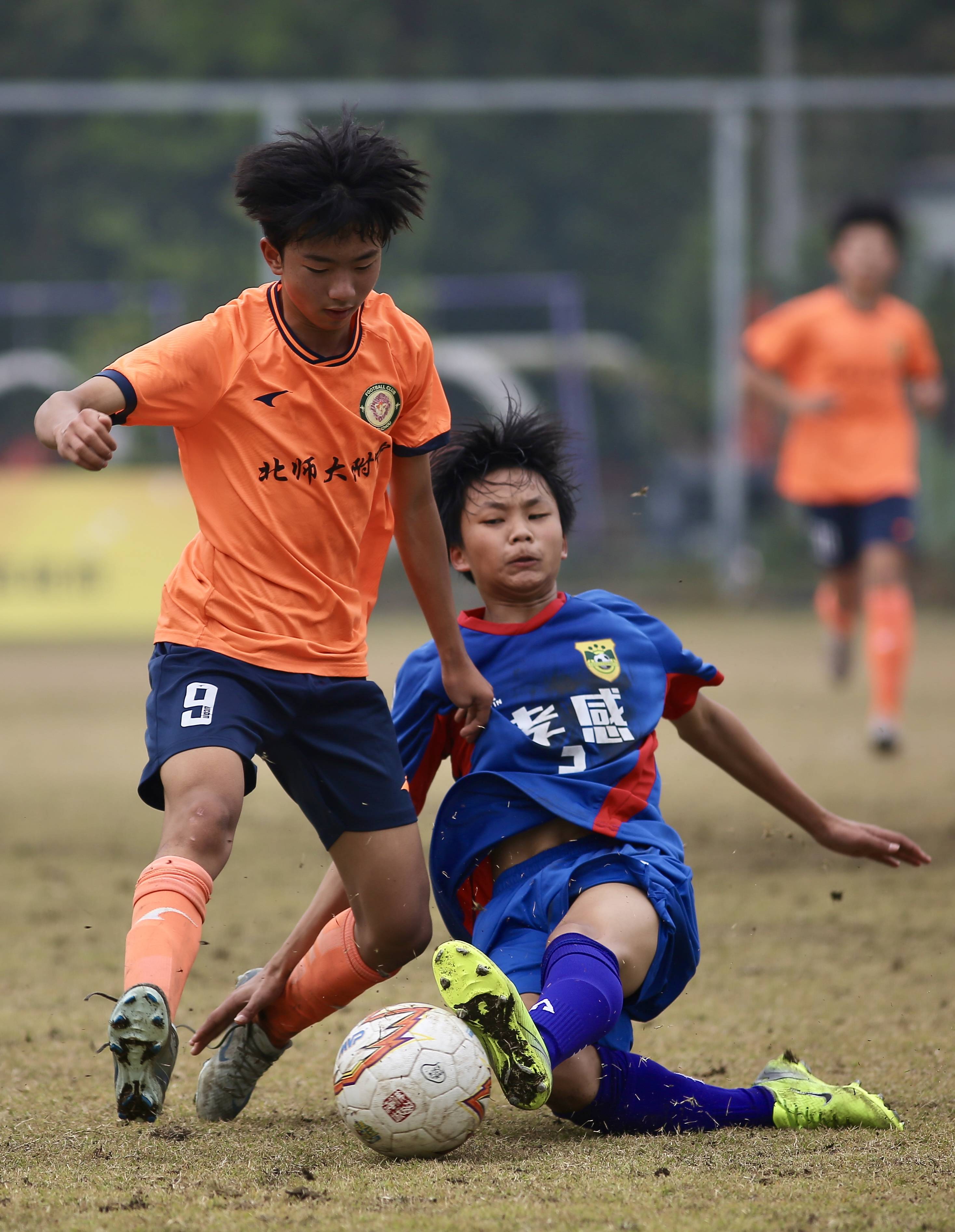 为足球梦想拼搏，年轻女队展现实力的简单介绍