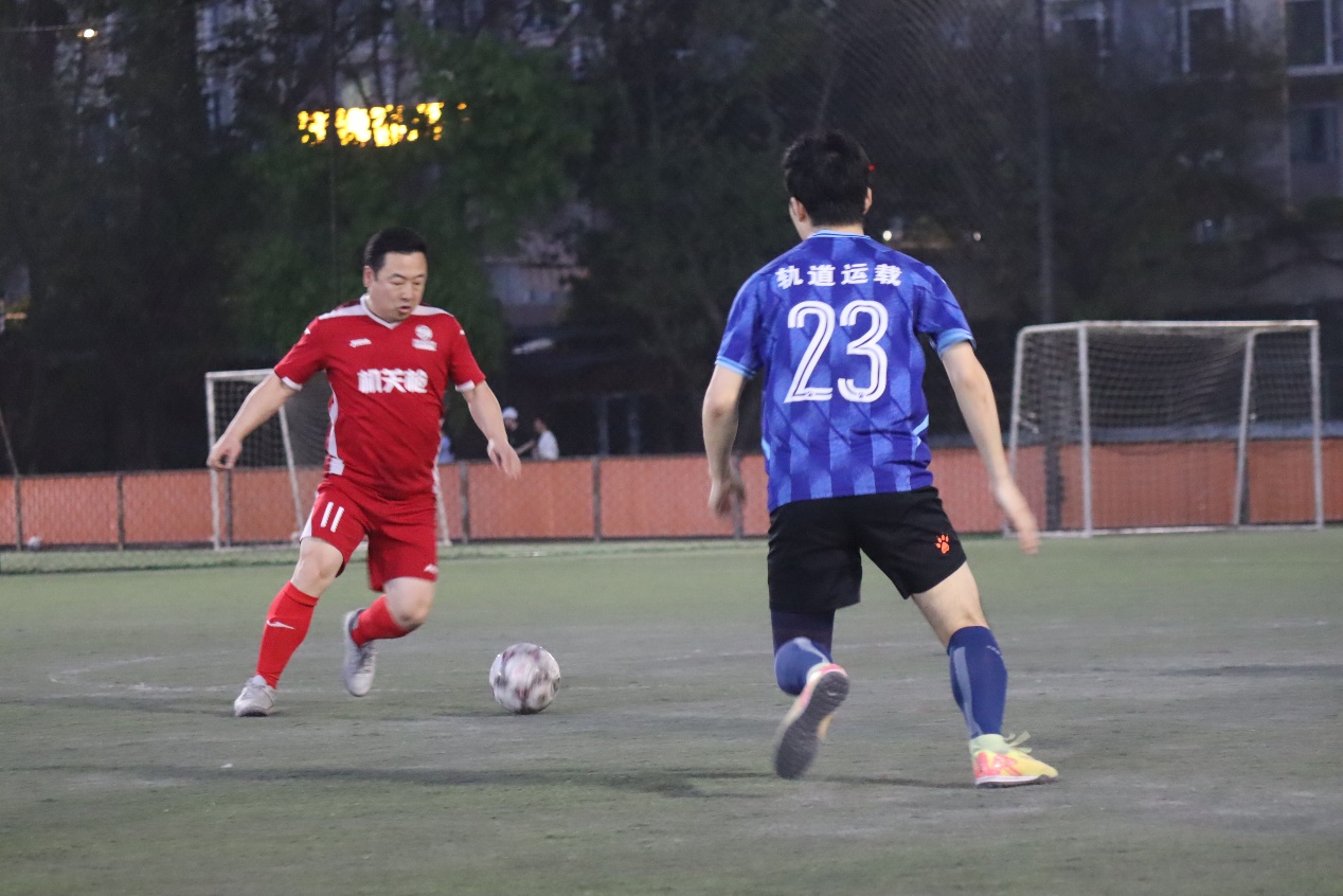 九游体育亚洲官网-足球场上的精彩一幕：球队力争取得胜利