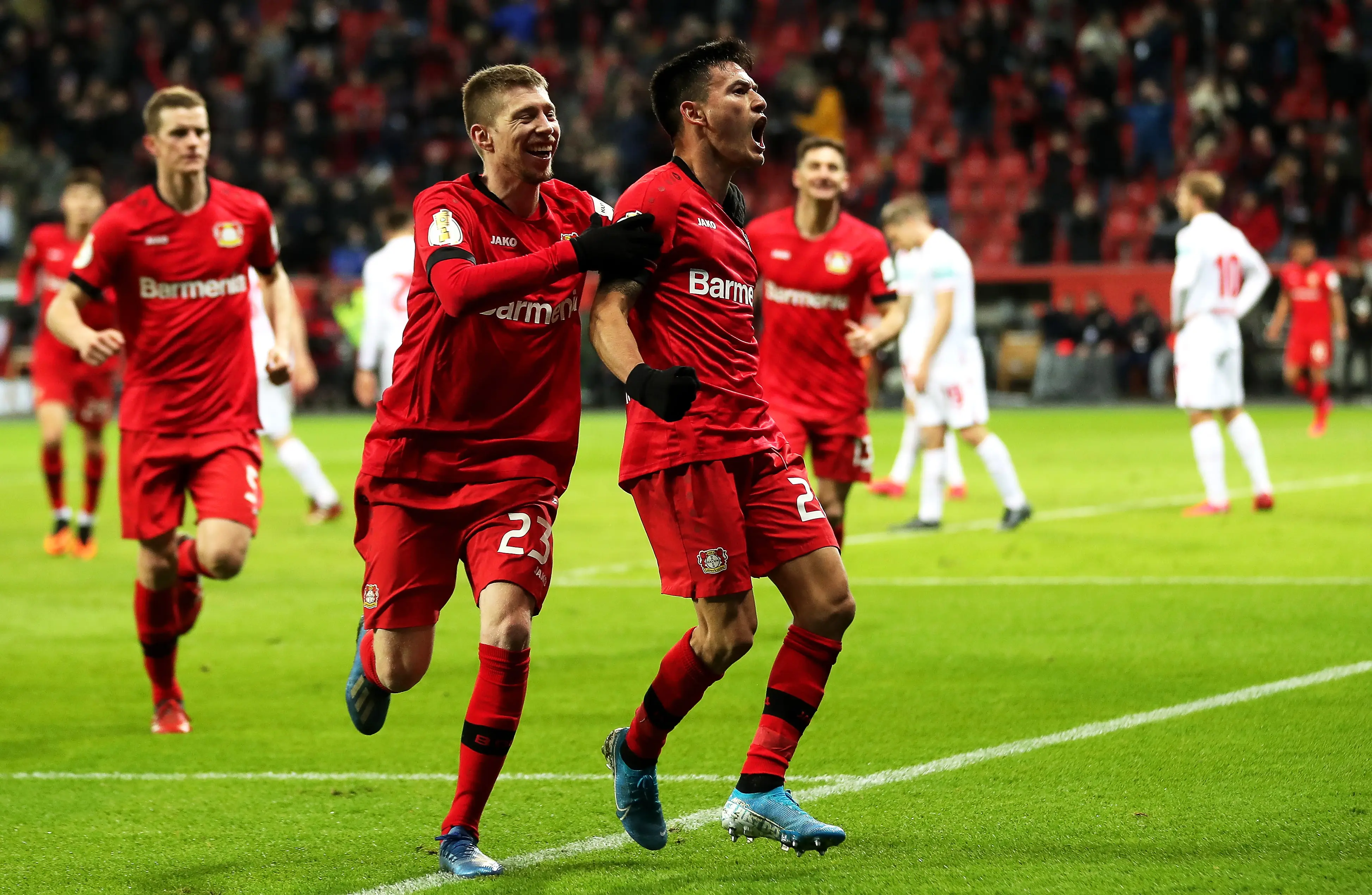 足球场上的精彩一幕:球队力争取得胜利 足球场上的精彩一幕:球队力争取得胜利