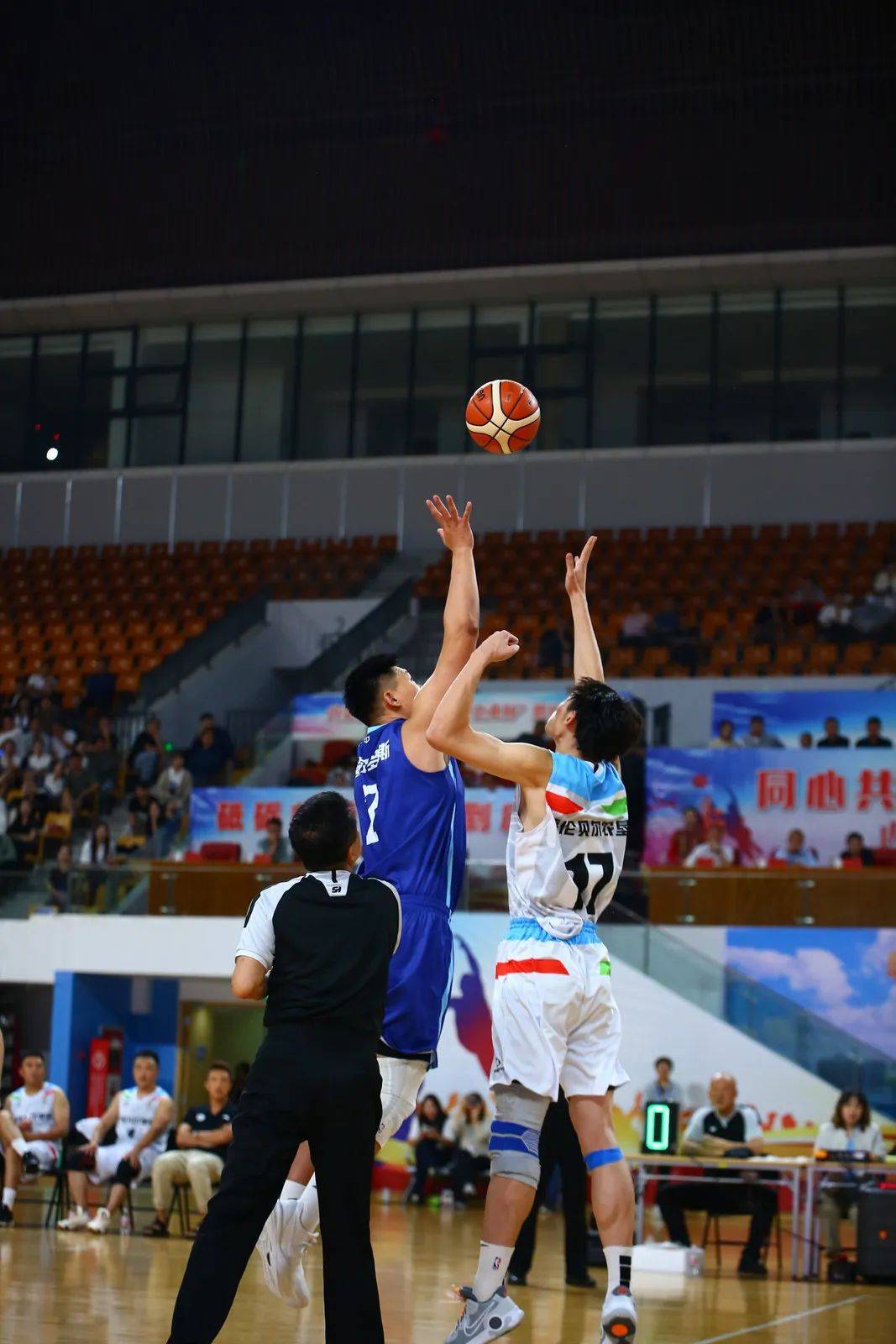 九游体育入口-赛场气氛火爆，精彩对决拉开帷幕