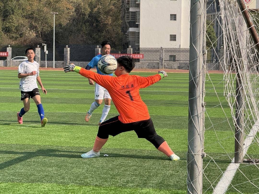 九游体育app-精彩的足球赛季拉开序幕，球队展现技艺