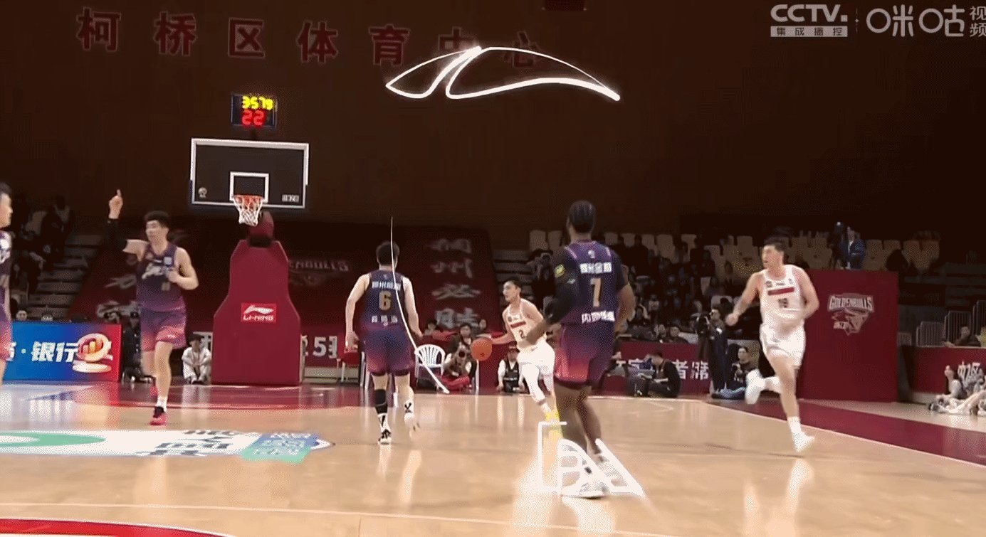 九游体育-比赛中球员技术过硬，传球配合默契