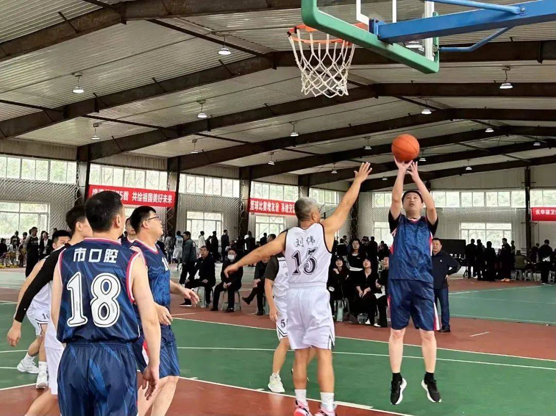 比赛中球员技术过硬，传球配合默契