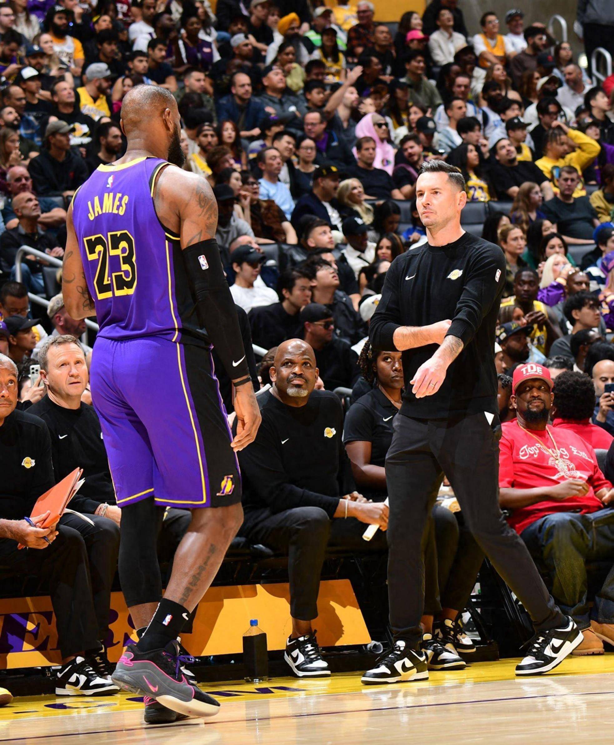 包含国际顶级篮球盛会临近开幕，各路强队备战的词条