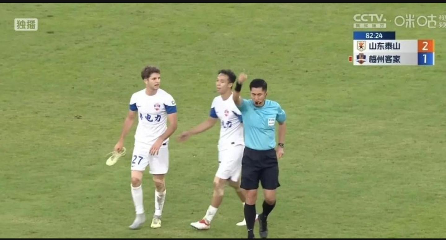 裁判的判罚引发争议，球迷意见分歧！