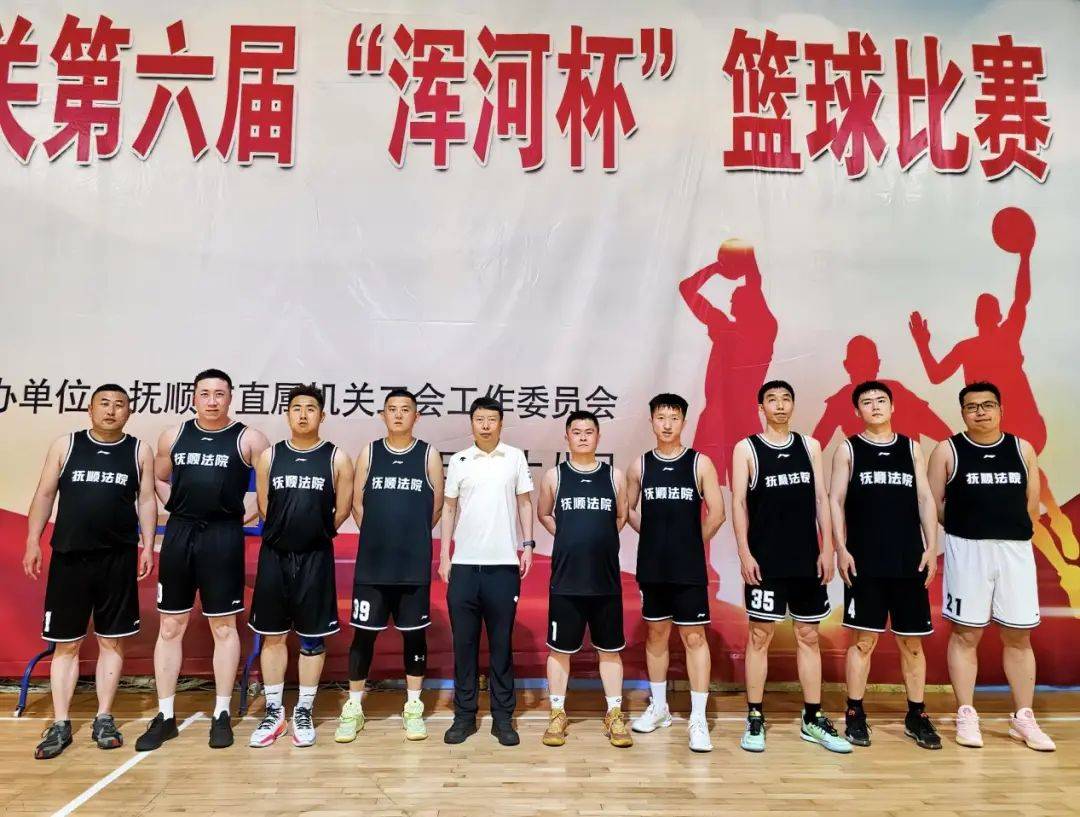 球员们拼尽全力,争夺胜利的荣誉 球员们拼尽全力,争夺胜利的荣誉