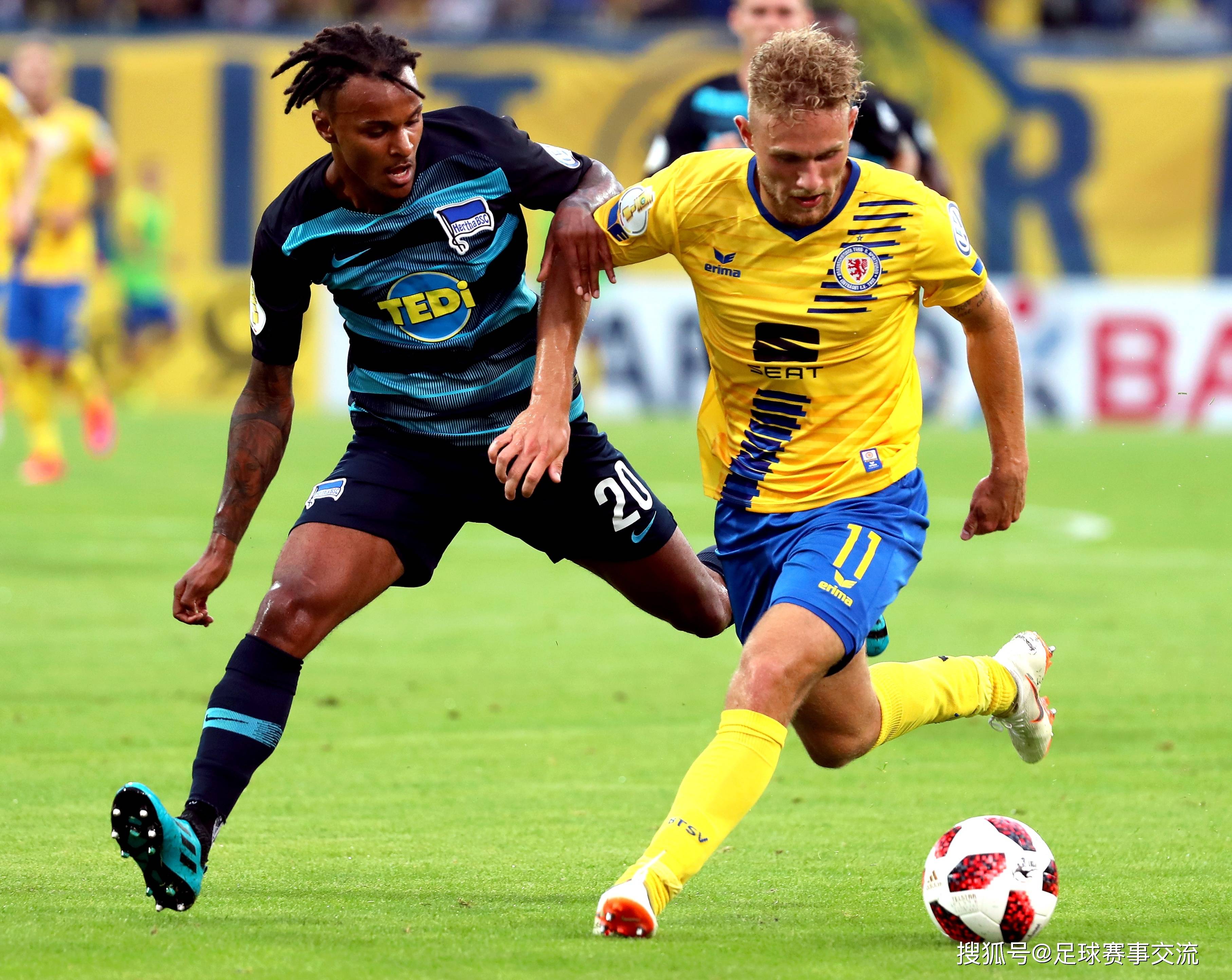 -一场激烈的足球比赛，球员们拼尽全力为荣誉而战的简单介绍