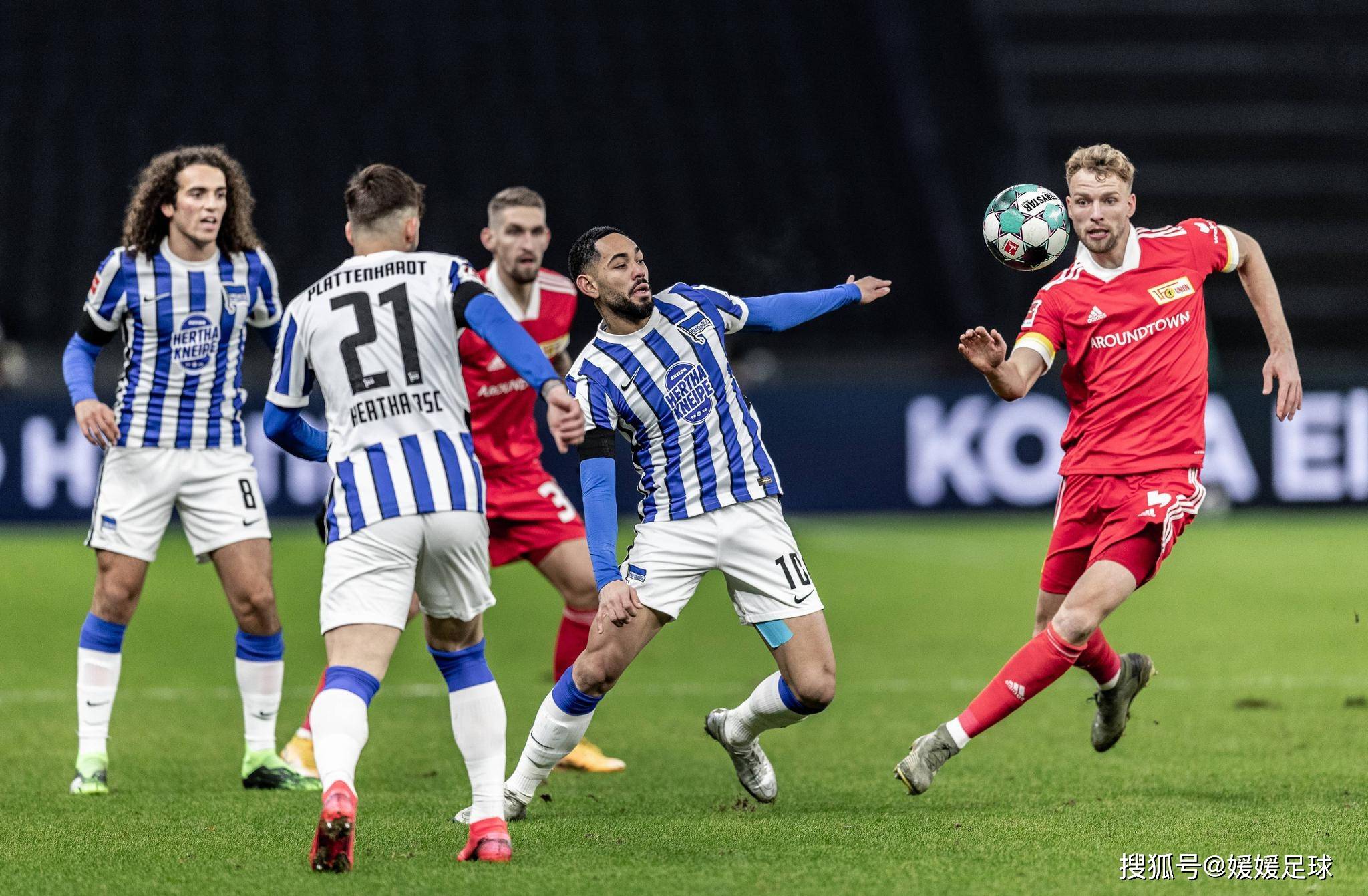 一场激烈的足球比赛，球员们拼尽全力为荣誉而战的简单介绍