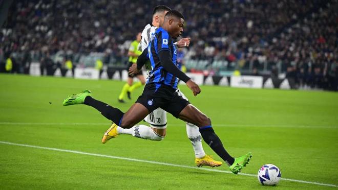 红军在客场战胜尤文图斯的激动比赛