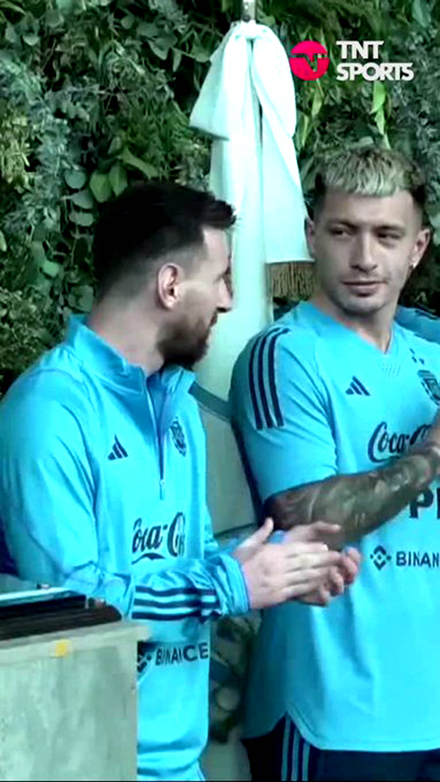 包含梅西与巴塞罗那合同谈判陷僵局，球迷期待转会传闻成真的词条