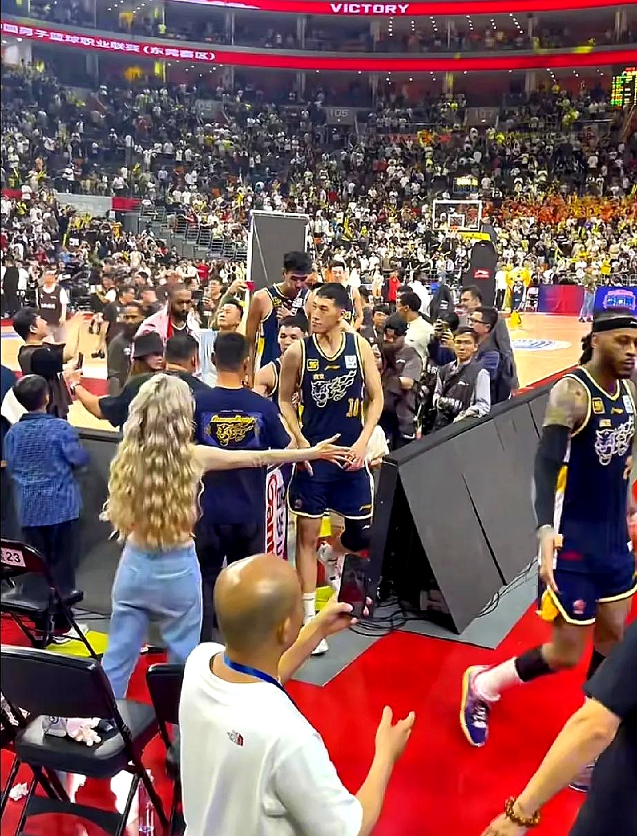 包含激烈的比拼，球员们在场上拼尽全力的词条