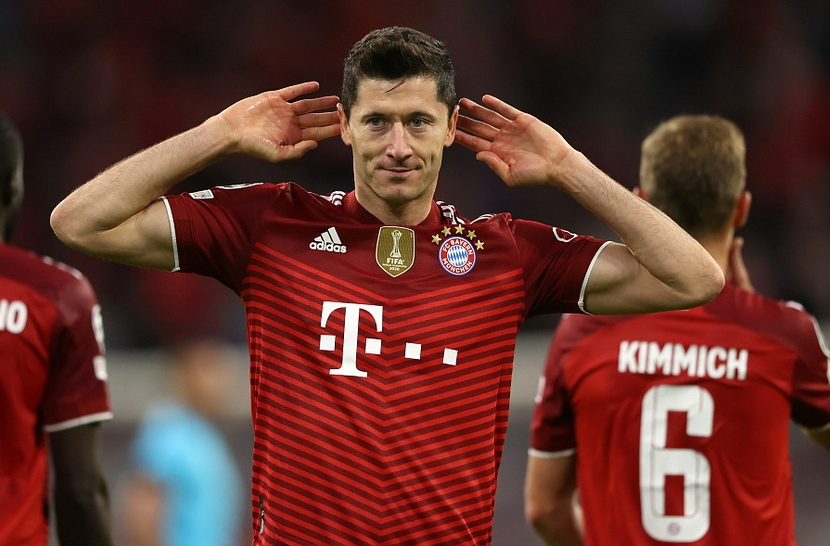 莱万梅开二度，拜仁横扫门兴