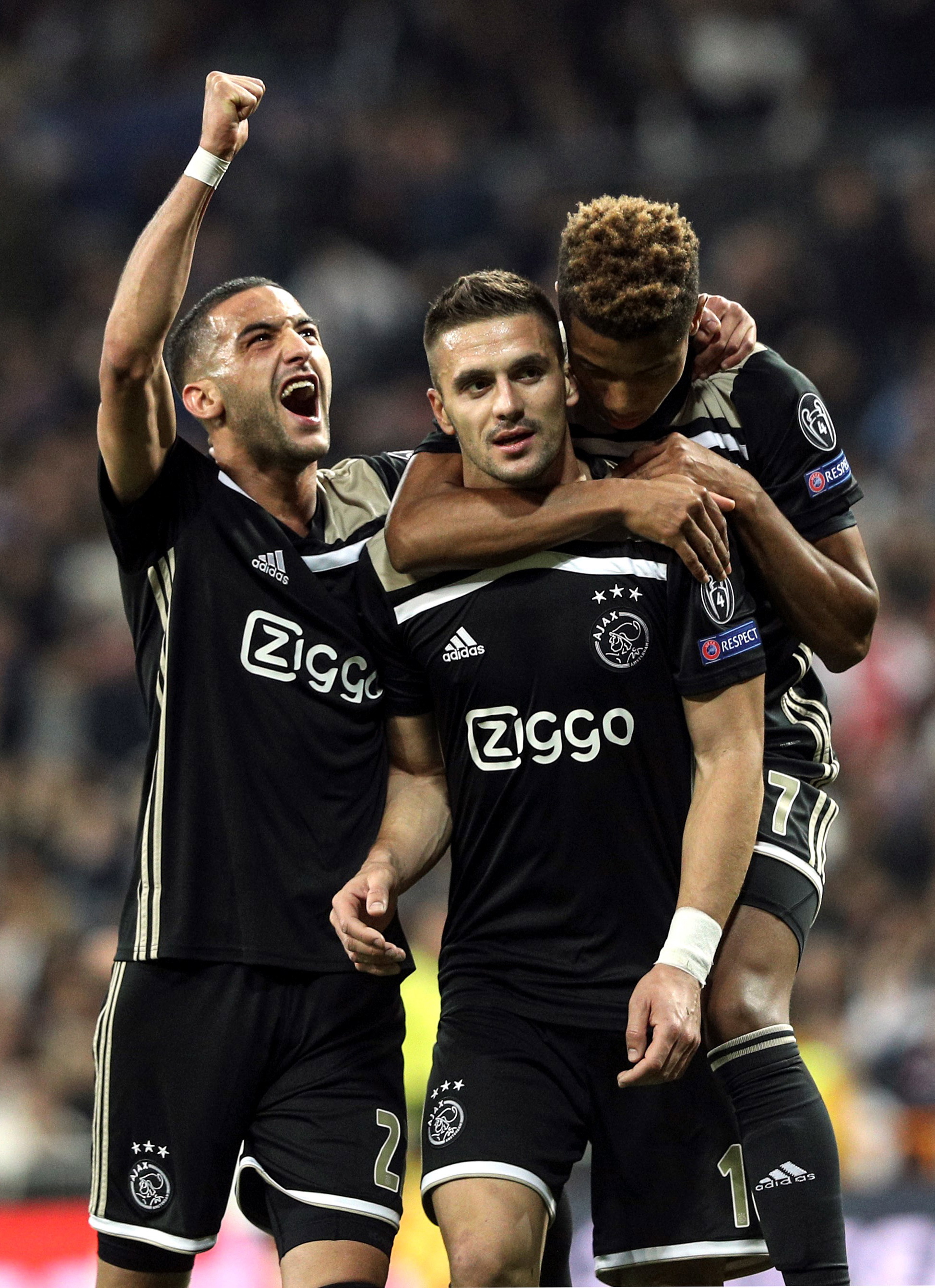 包含阿贾克斯胜皇马，晋级前景看好的词条