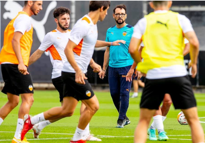 九游体育网页版登录入口-瓦伦西亚队员在比赛中全情投入