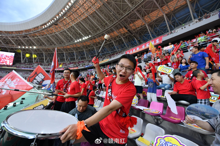 线上观赛助力球迷热情高涨，球场外呐喊助威声不绝于耳的简单介绍