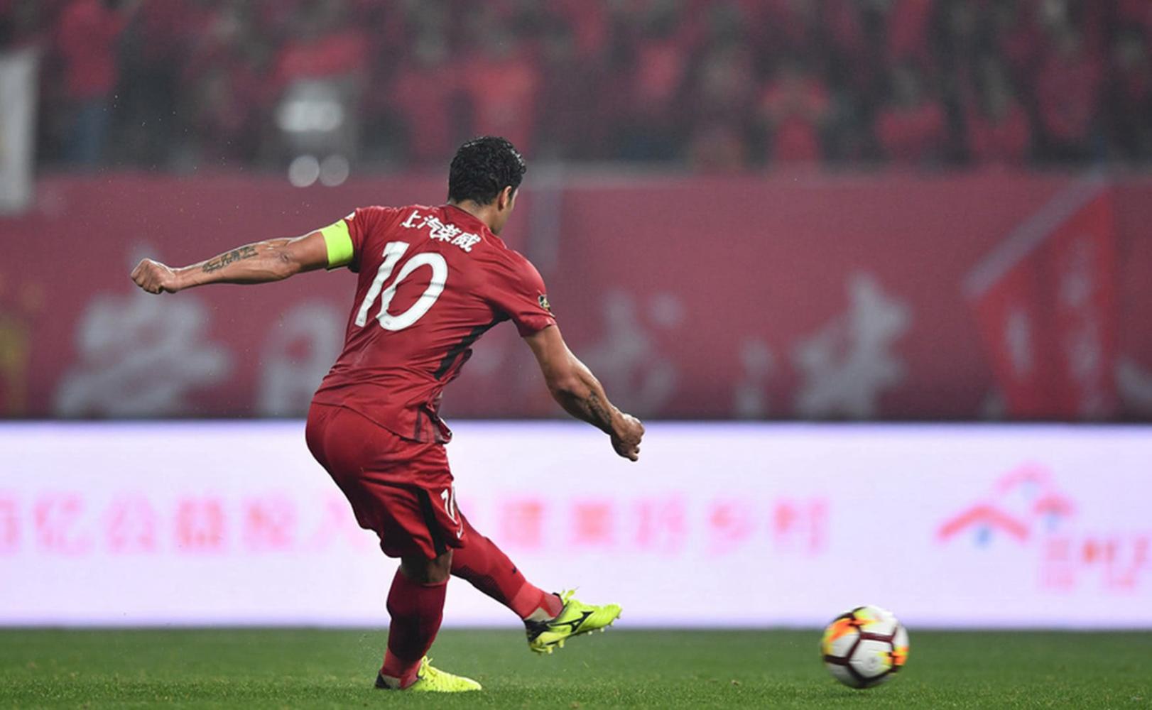 关于上海上港迎战大连一方，全队全力争取保持领先的信息