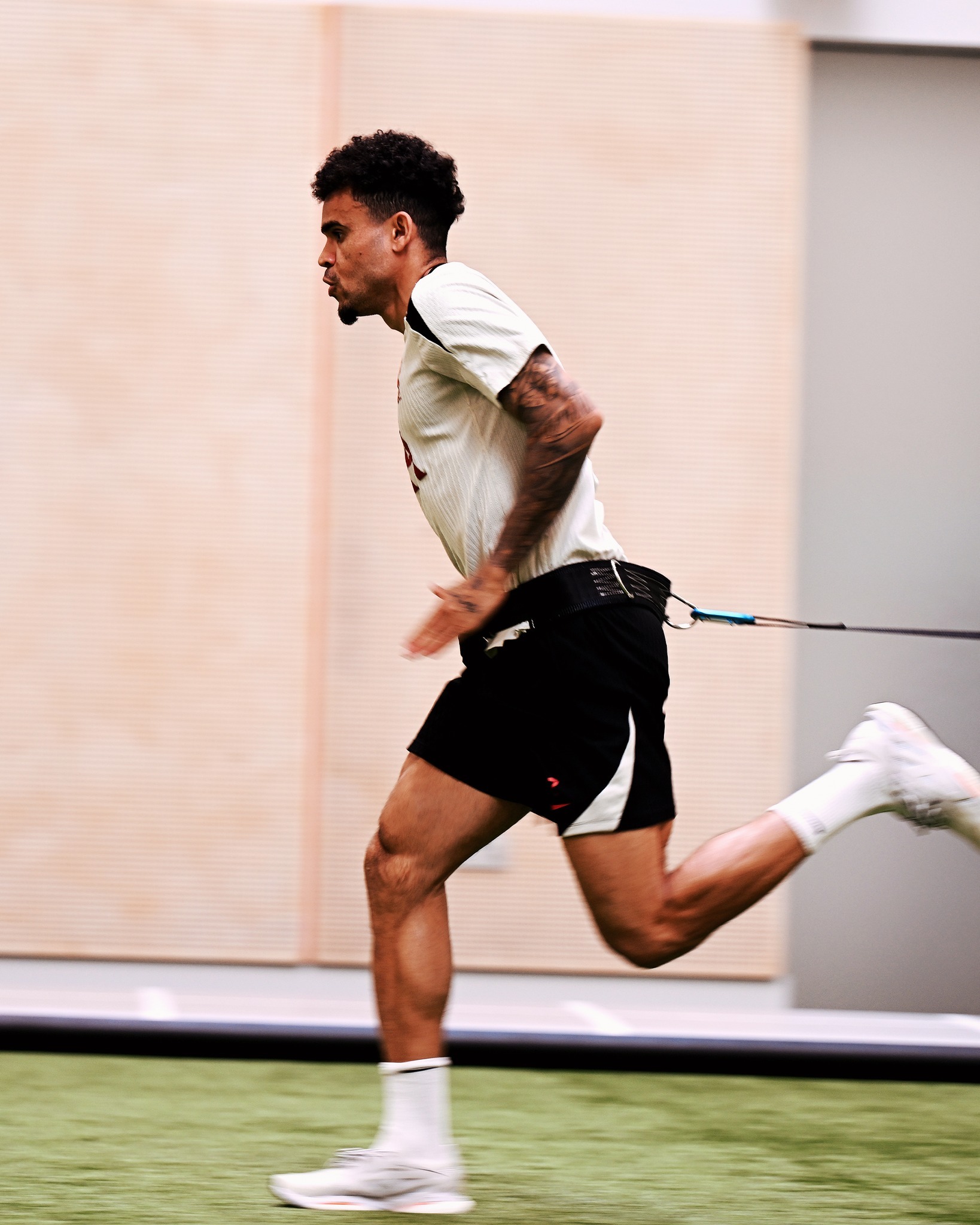 利物浦球员在场上展现出奋力拼搏的精神的简单介绍