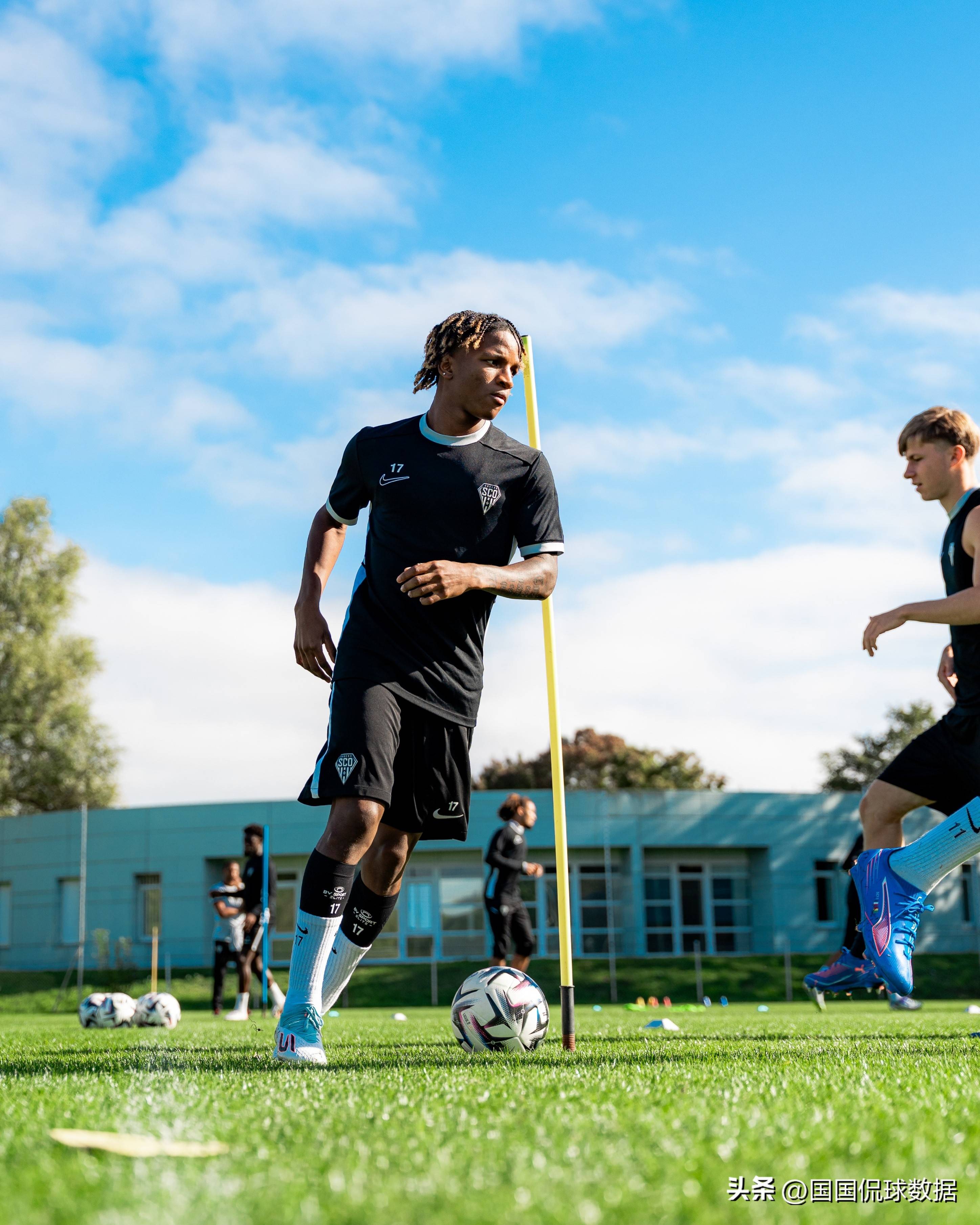 关于昂热客场惊险击败对手，豪取三分的信息